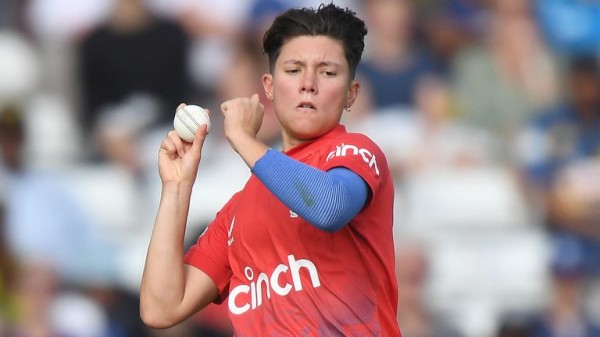 England's Issy Wong struggles with run-up issues but captain Heather Knight has no regrets about picking her